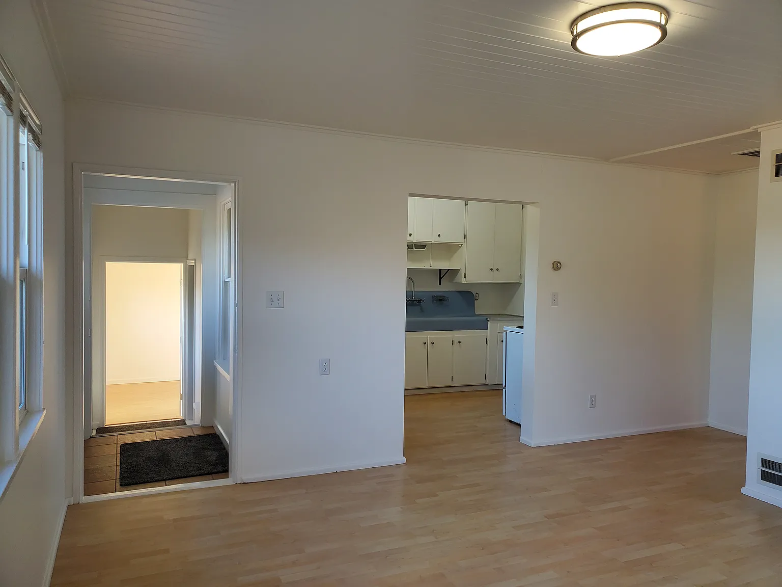 2 bed, 900 sqft, $3,150 — Photo 3