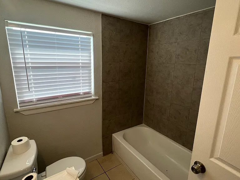 1330 N General McMullen Dr — Photo 4