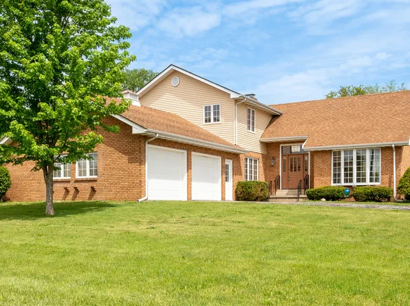 518 Hager Dr, Gibson City, IL 60936