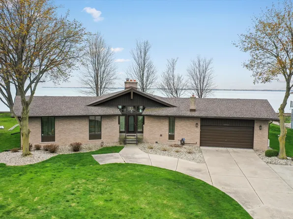 48806 Point Lakeview Dr, Chesterfield, MI 48047