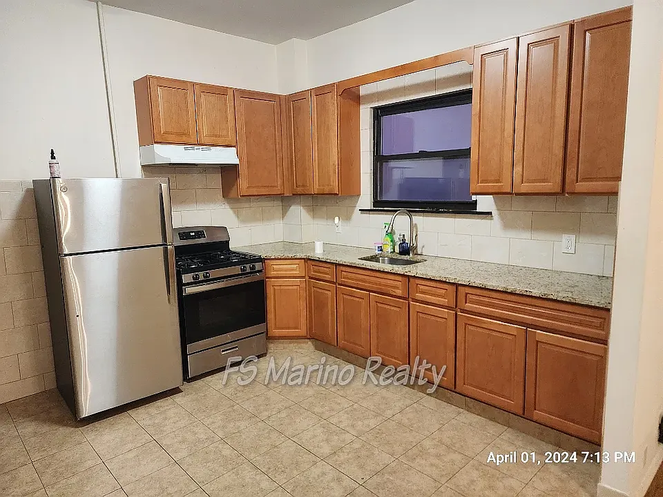 31-77 44th St #1R