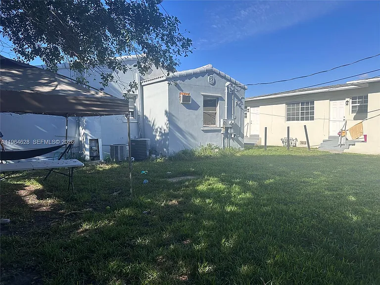 2125 Bay Dr #C — Photo 3