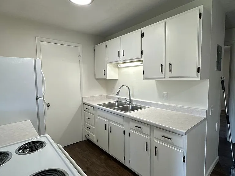 745 E Lazon Dr — Photo 8