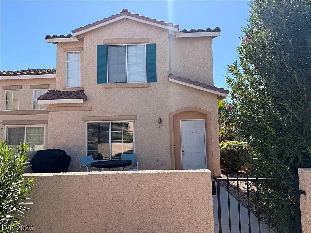 3 bed, 2.0 bath, 1376 sqft, $2,150 — Photo 2