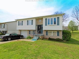 121 Hampton Ln, Hurricane, WV 25526