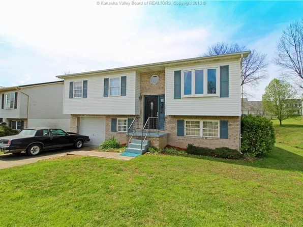 121 Hampton Ln, Hurricane, WV 25526