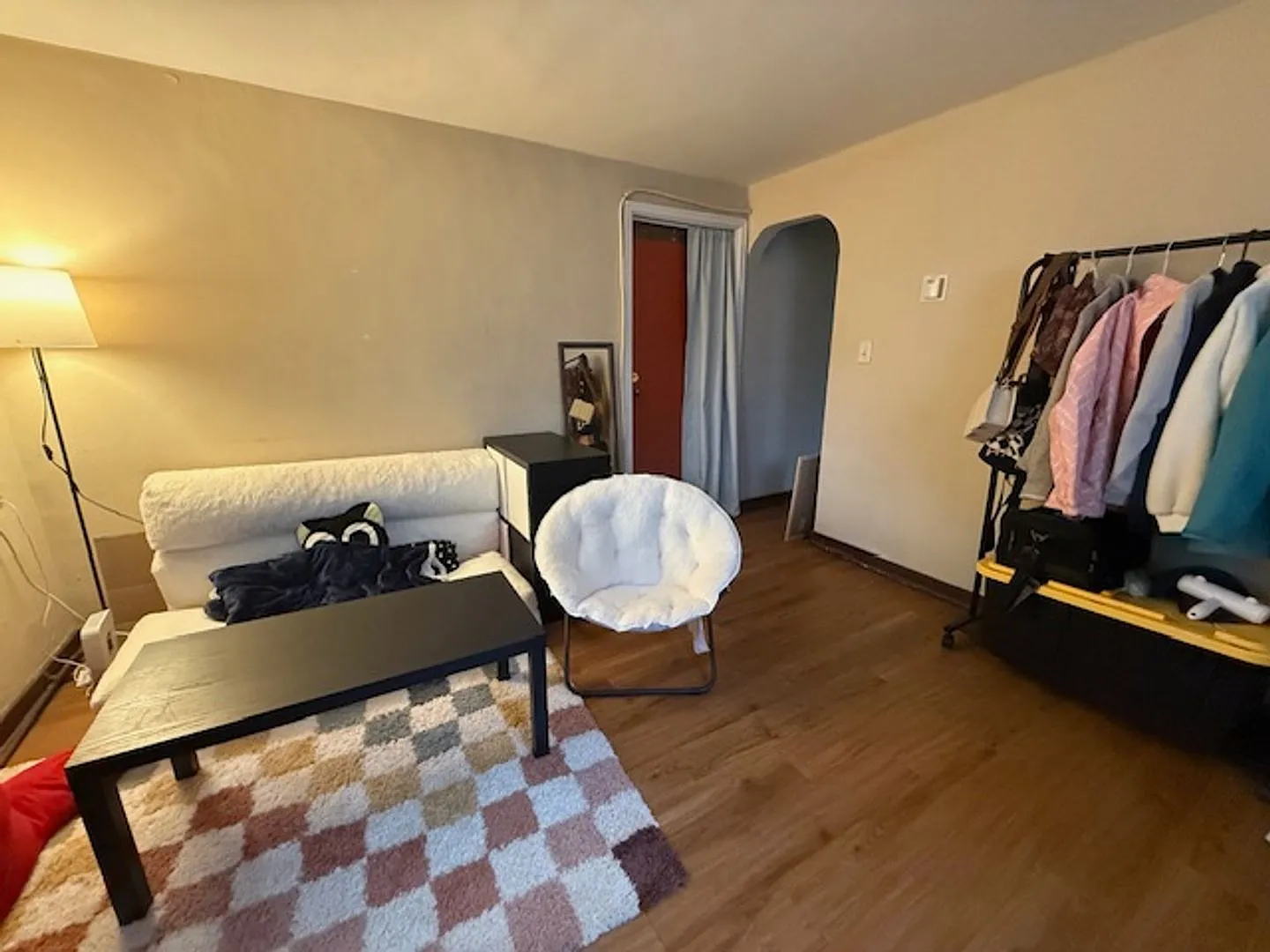 Urbana Apartment Near Downtown with Warm, Inviting Spaces — Photo 2