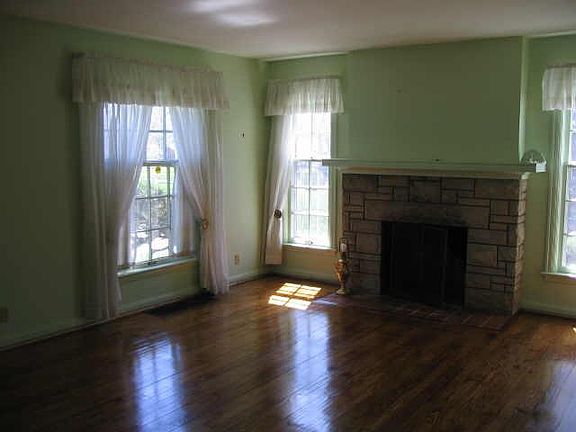 3rd image of 8412 N Broadway St