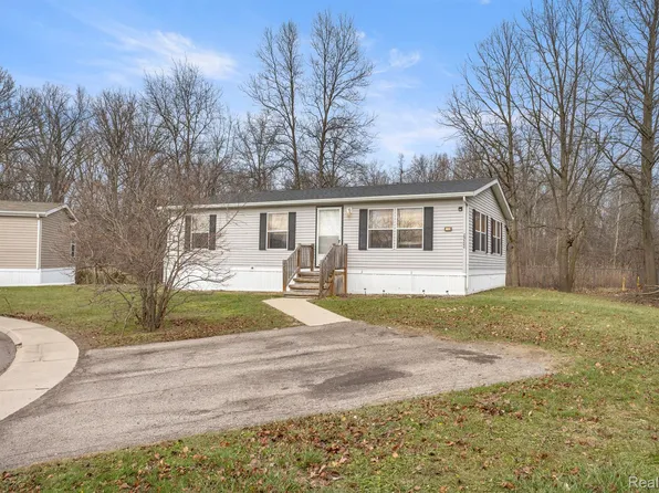 29500 Pine Dr, Flat Rock, MI 48134