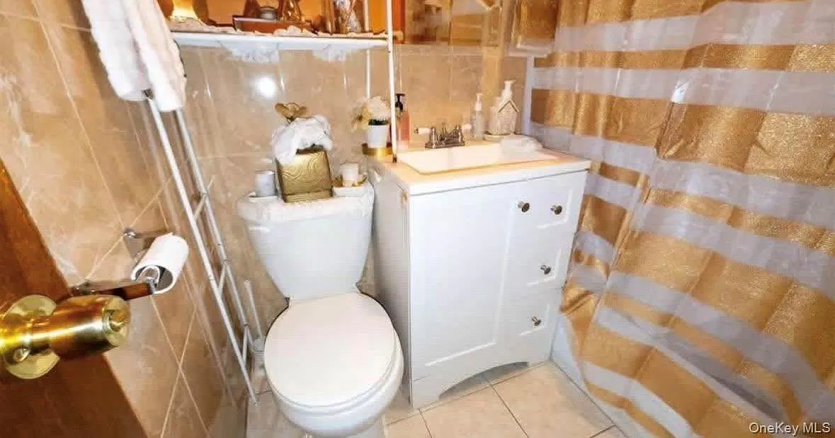 3 bed, 1.0 bath, 2394 sqft, $3,600 — Photo 4