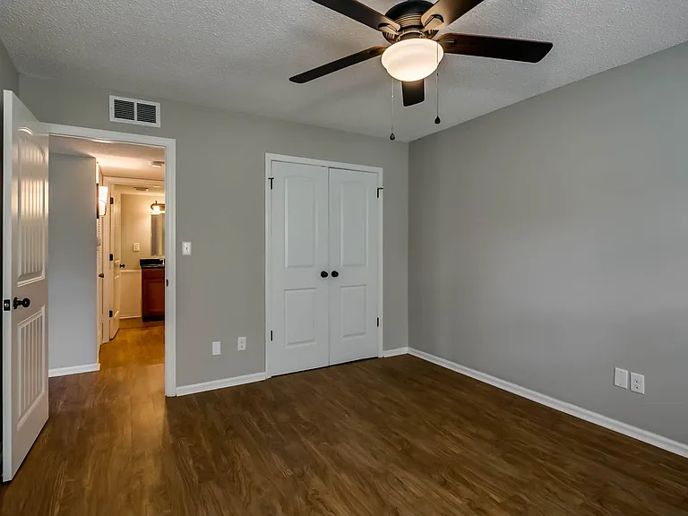 Essex Square Apartments — Photo 23