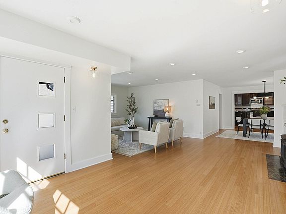 4th image of 2923 S Manito Blvd