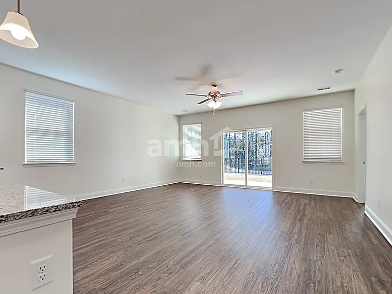 611 E Lionel Rd — Photo 7