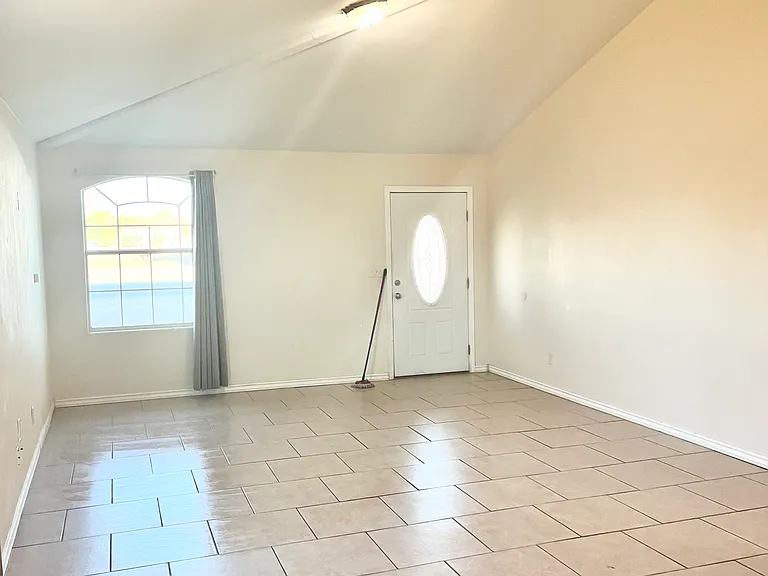 3591 Vanderveer Dr #B — Photo 2
