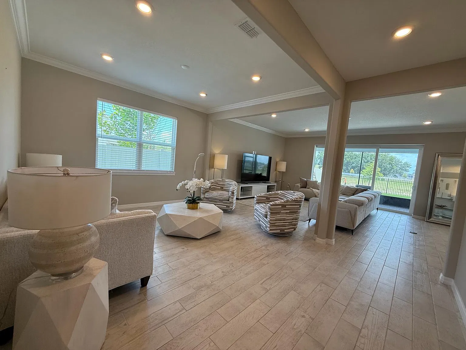 5 bed, 3635 sqft, $3,990 — Photo 2
