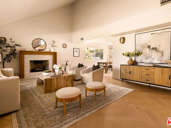 22460 Cairnloch St, Calabasas, CA 91302