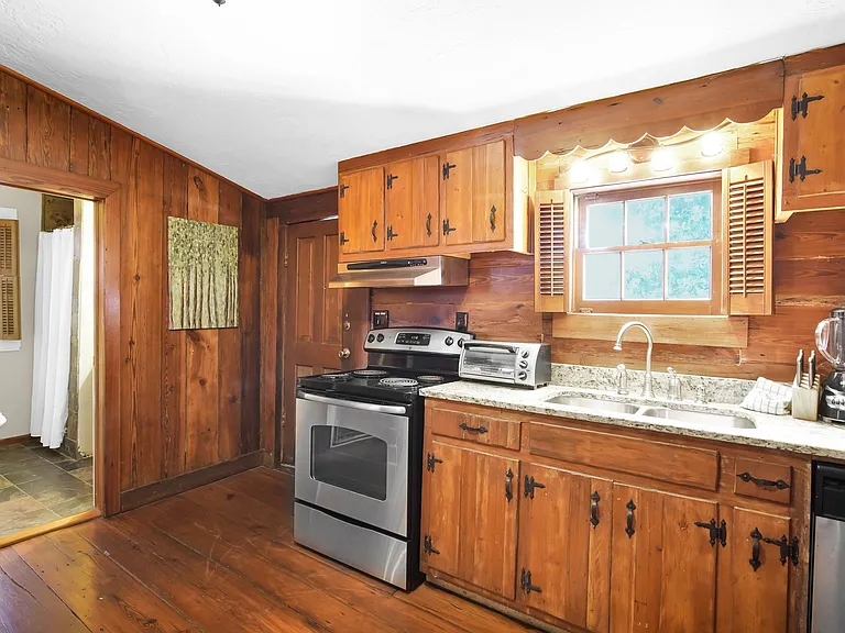 519 E York St — Photo 10