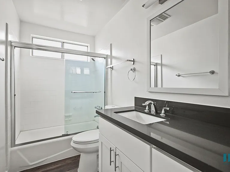 Bathroom with Shower Bath with Glass Door