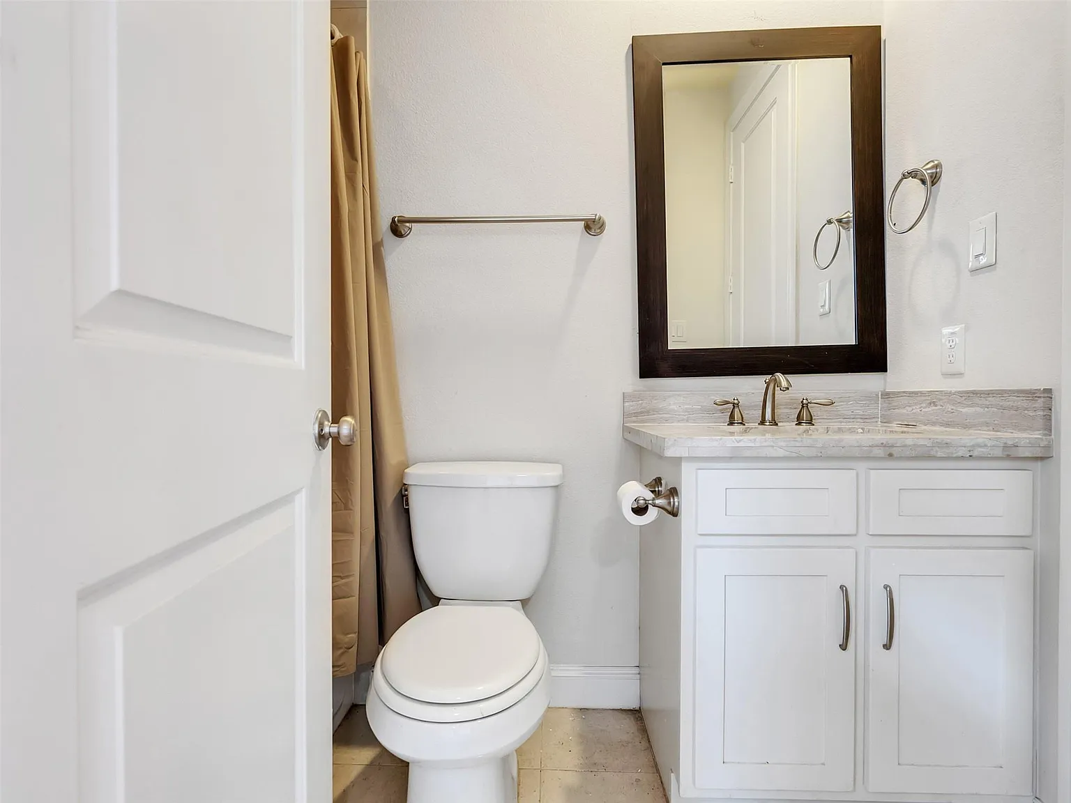 3 bed, 3.5 bath, 2070 sqft, $2,500 — Photo 4