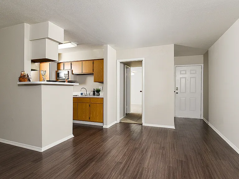 Cricket Hollow Apartments — Photo 27