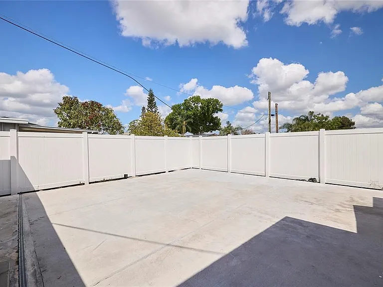 6804 N Hubert Ave — Photo 34