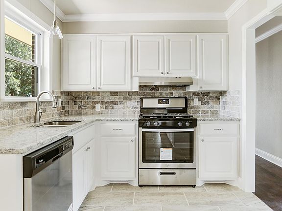 3rd image of 3221 Caroline Dr