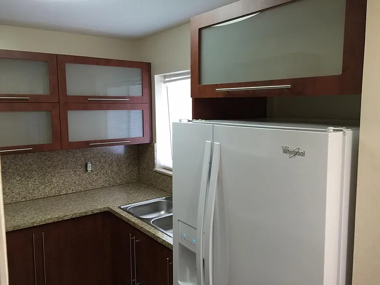 MODERN KITCHEN (b)