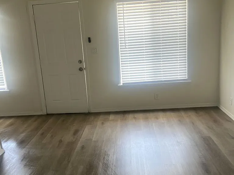 11226 S Figueroa St — Photo 3