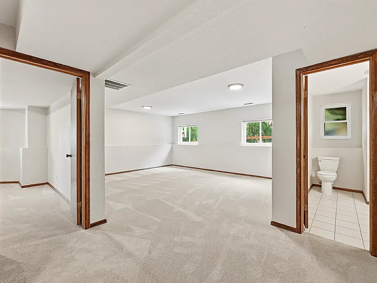 110 Mobray Ct — Photo 32