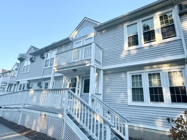 82 Longview Street APT 43, Waterford, CT 06385