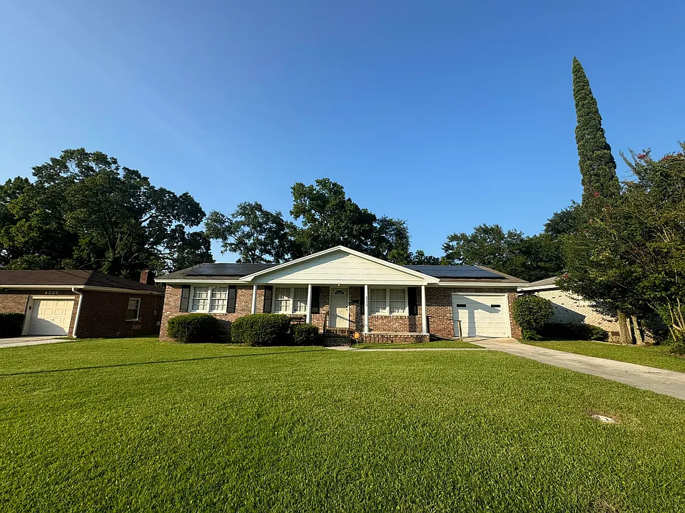 4220 Oakridge Dr