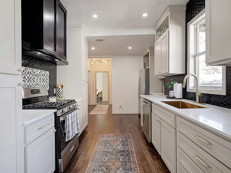 1922 W Park Pl — Photo 11