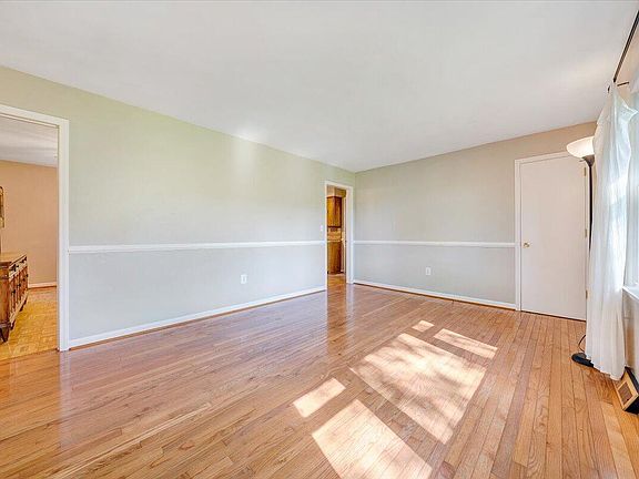4th image of 513 Farmer Ln
