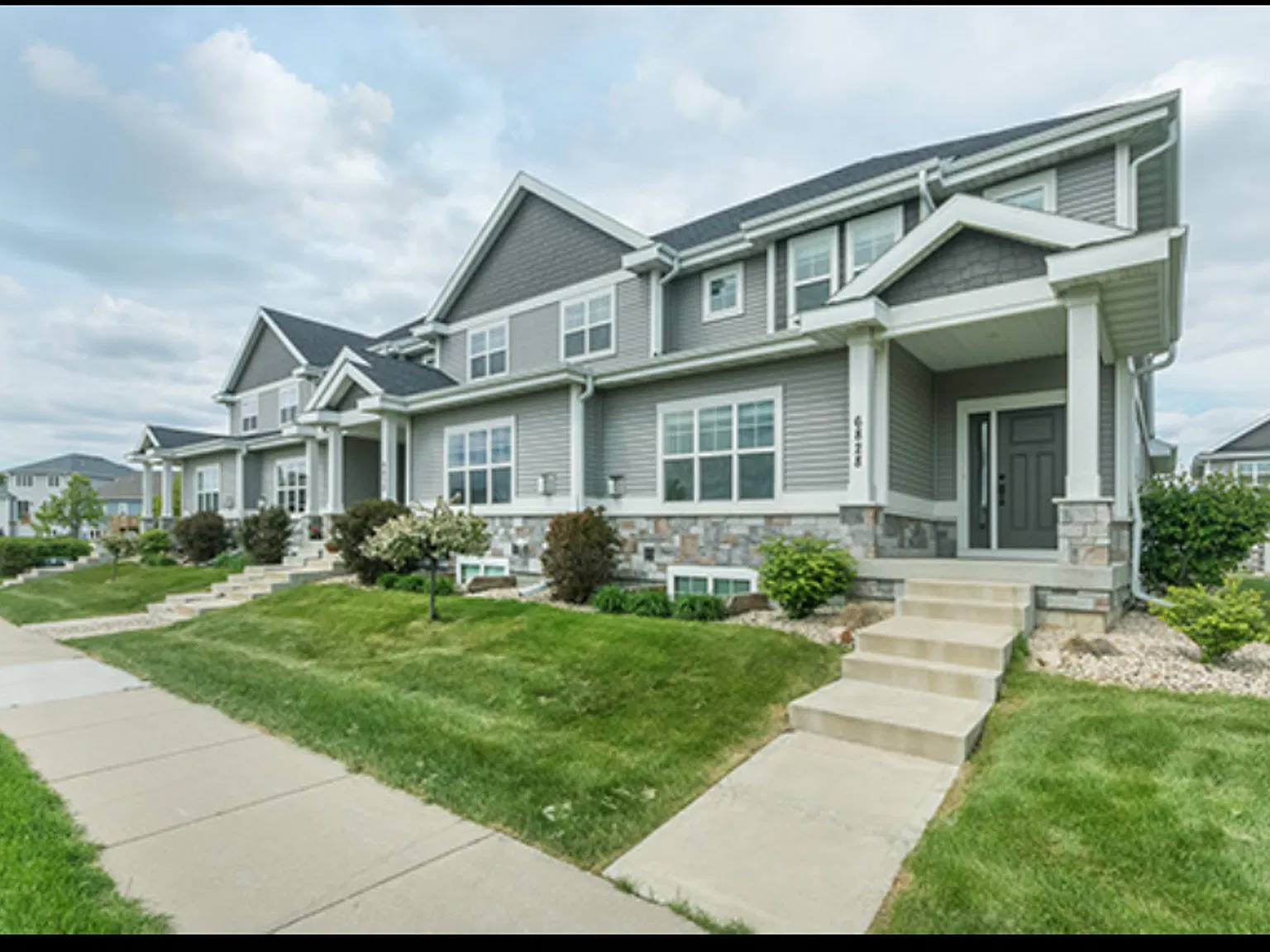 Beautiful 3 Bed Condo Available Now — Photo 2