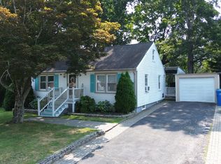 7 Rocky Ledge Dr, Clinton, CT 06413