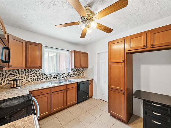 4th image of 2036 Clarence Ave