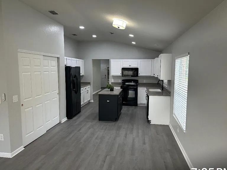 SW 40th Pl — Photo 8