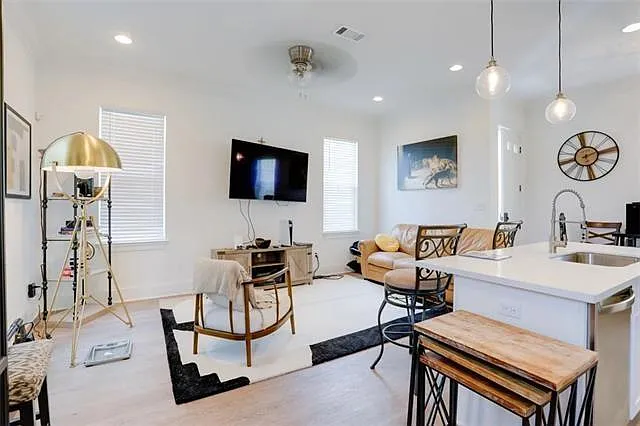 2 bed, 2.5 bath, 1050 sqft, $1,650 — Photo 4