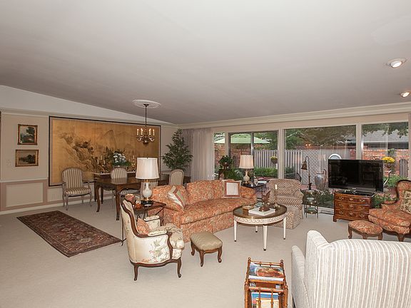 Living/dining w/stunning natural light