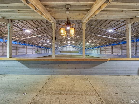 156 x 80 Arena w/ mirrors, well vented, loads of light & the perfect viewing bar for events & clinics.