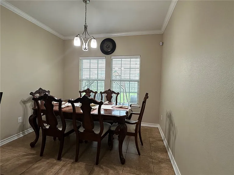 6905 Aaron Dr — Photo 3