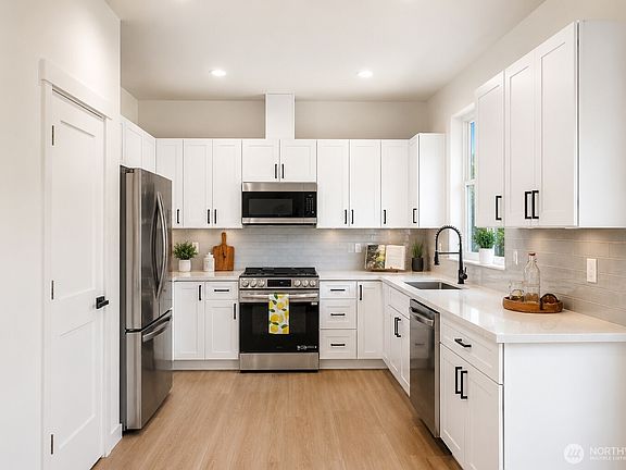 4th image of 11014 6th Avenue W #B