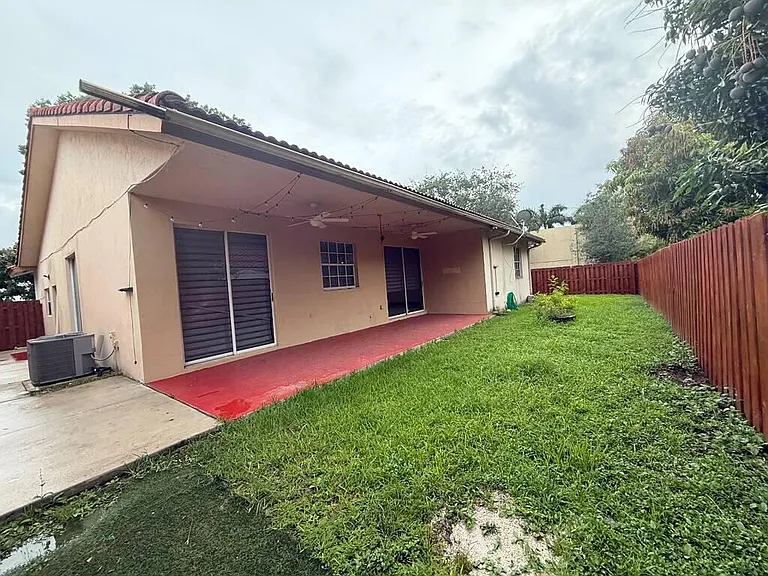 9141 NW 152nd St — Photo 28