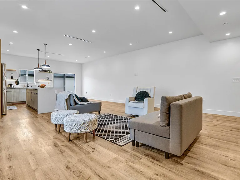 6904 Corbin Ave — Photo 2