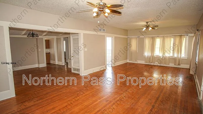3 bed, 2.0 bath, 2336 sqft, $1,995 — Photo 2