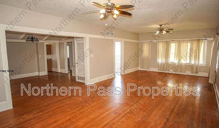 7600 Franklin Dr — Photo 2