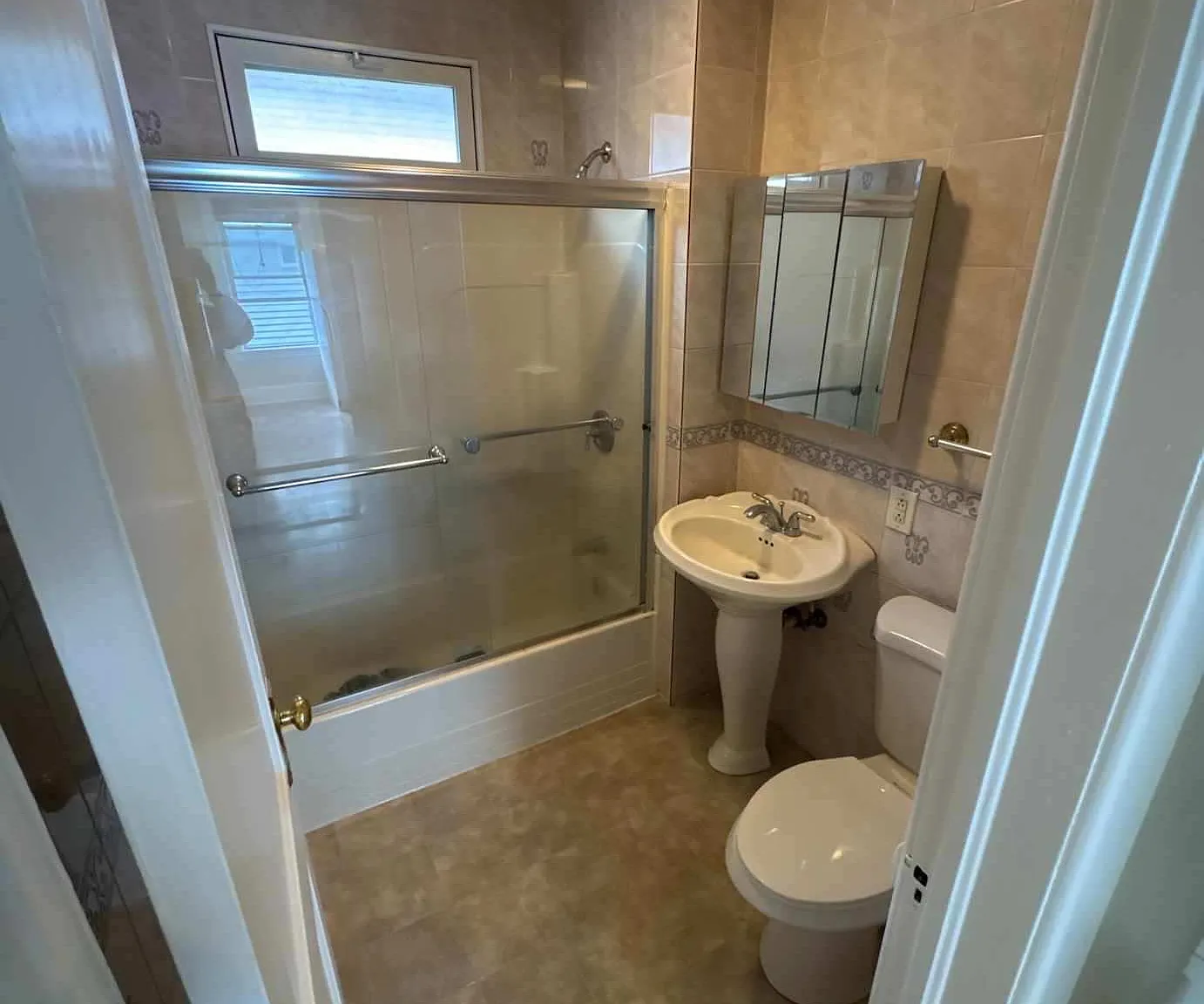 3 bed, 1300 sqft, $1,600 — Photo 4