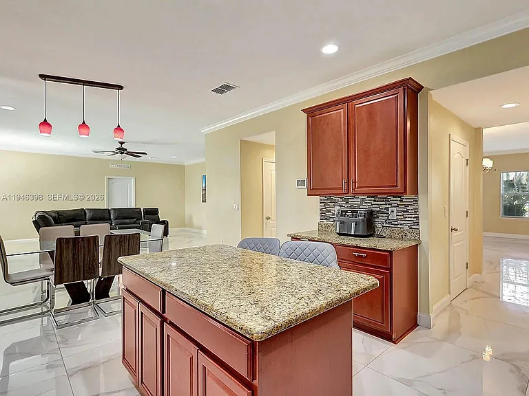 1018 SW Eckard Ave — Photo 13