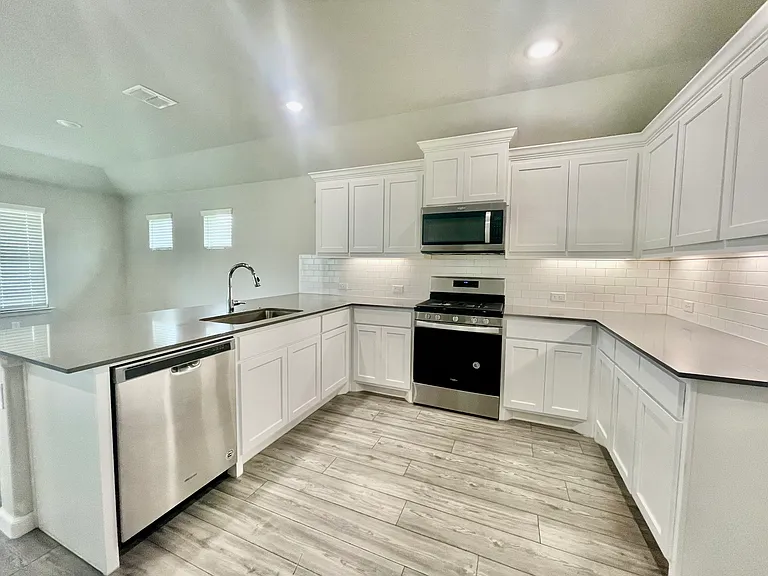 525 Ardsley Ln — Photo 29