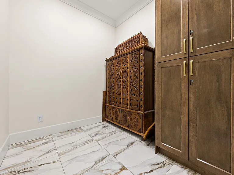 953 Jarvis St — Photo 35